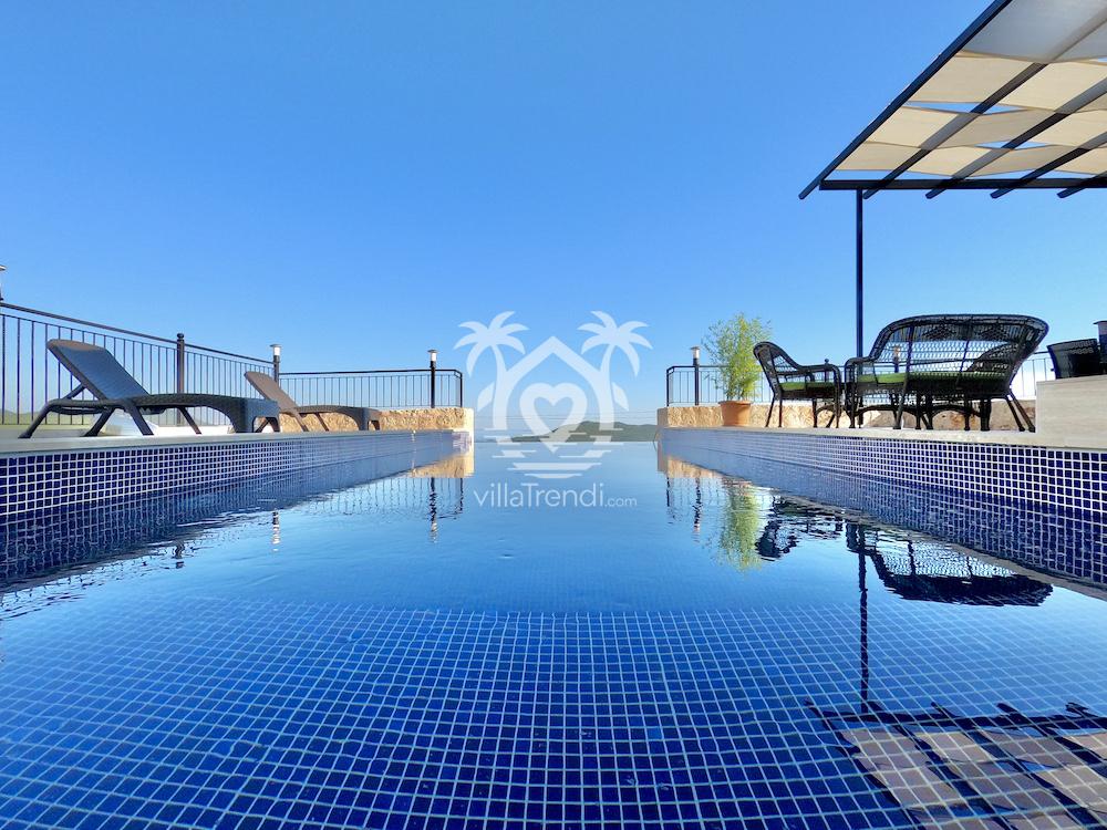 Villa Ares özel havuz alanı