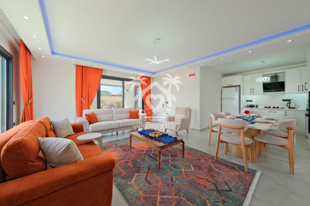 Modern tasarımlı Villa Ayy Seydikemer salonu ve tam donanımlı Amerikan mutfağı ile konforlu bir yaşam alanı.