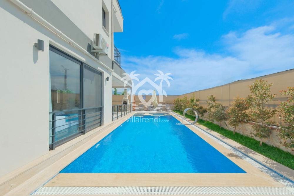 Villa Ayy Seydikemer'in tam korunaklı özel yüzme havuzu ve geniş bahçesinde huzurlu bir tatil keyfi.