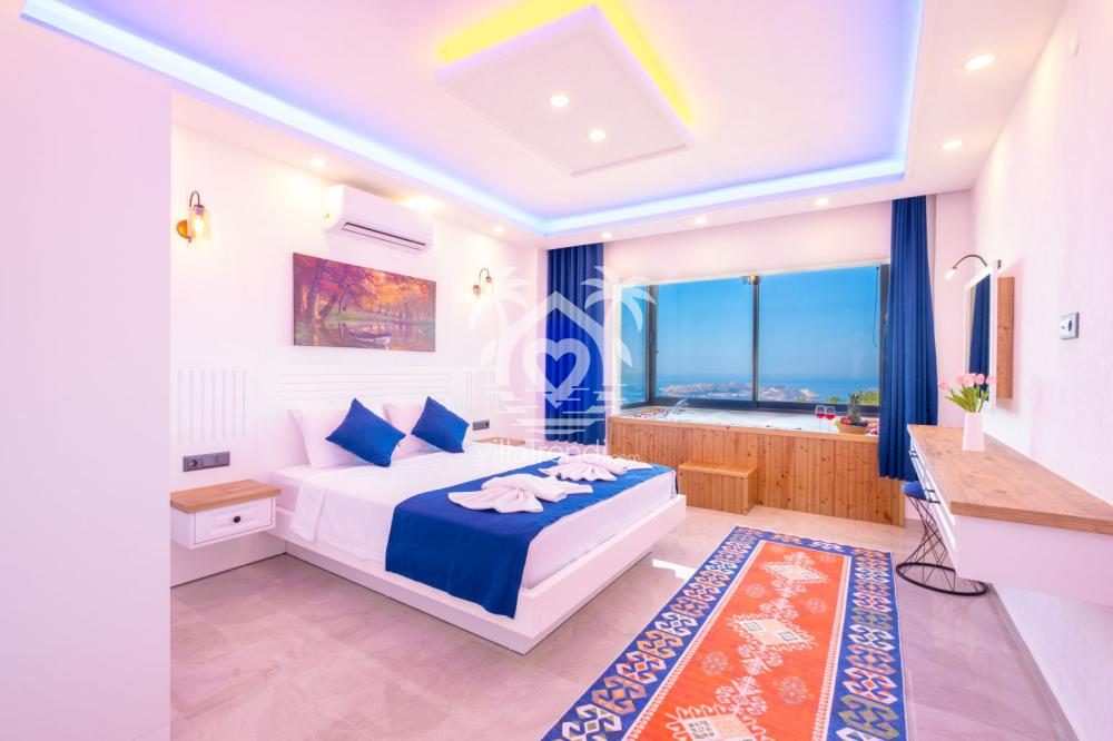 Kaş 4 kişilik kiralık villa lüks ebeveyn yatak odası