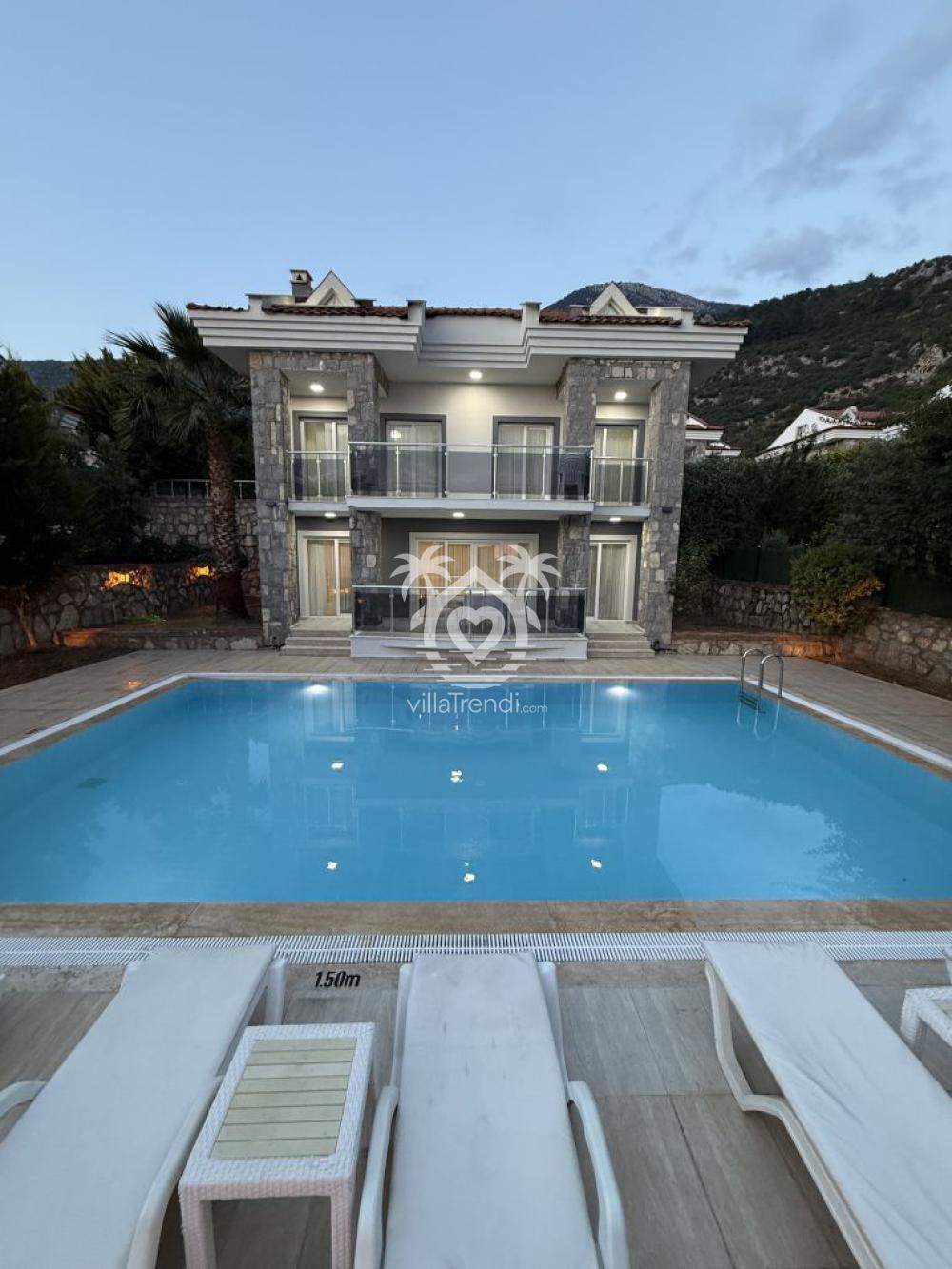 Fethiye Ölüdeniz lüks kiralık villa Bella ve devasa özel yüzme havuzu.
