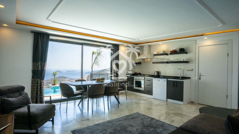 Villa Boho Kalkan ferah salon ve iç mekan yemek masası.