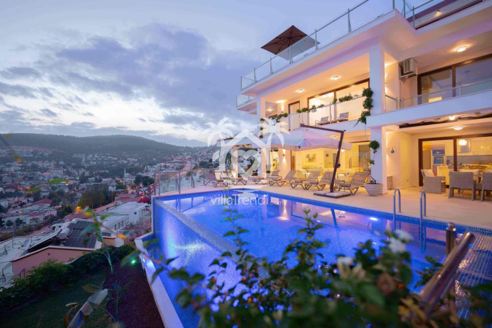 Villa Capella özel havuz alanı 