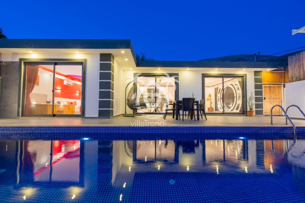 Muhafazakar balayı tatili için tamamen izole, şezlong ve güneşlenme alanına sahip Villa Çavuşum dış mekan görünümü.