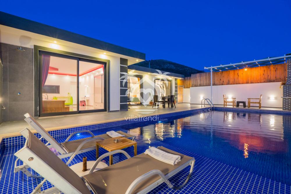 Kalkan Üzümlü mevkisinde yer alan Villa Çavuşum'un eşsiz gün batımı manzaralı ve tam korunaklı özel yüzme havuzu.