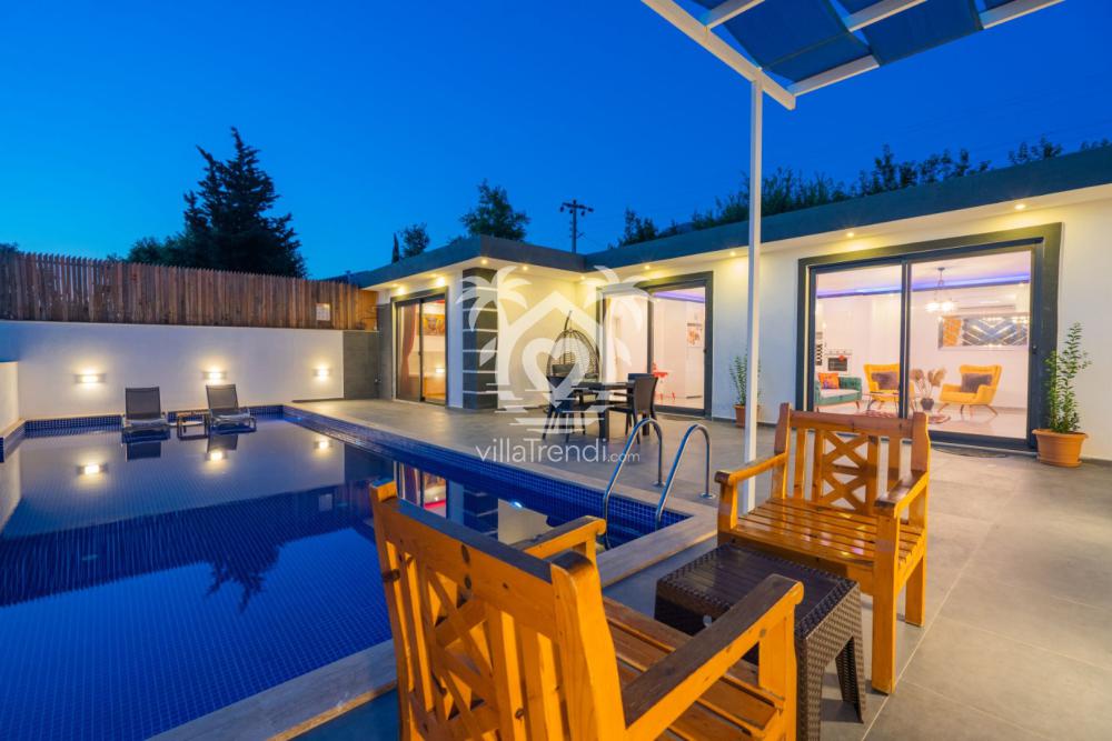 Villa Çavuşum gece ışıklandırmalı havuz terası ve romantik akşam yemeği alanı.