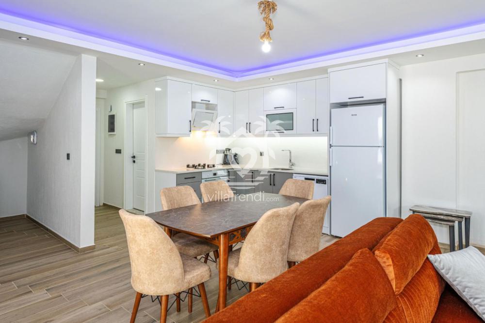 Fethiye 6 kişilik aile villası Cosmo tam donanımlı mutfak ve salon.