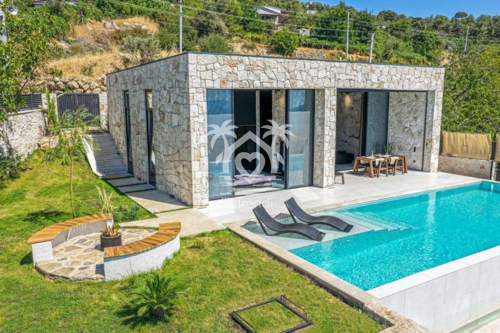 Villa Cube Seydikemer taş mimari ve özel yüzme havuzu.
