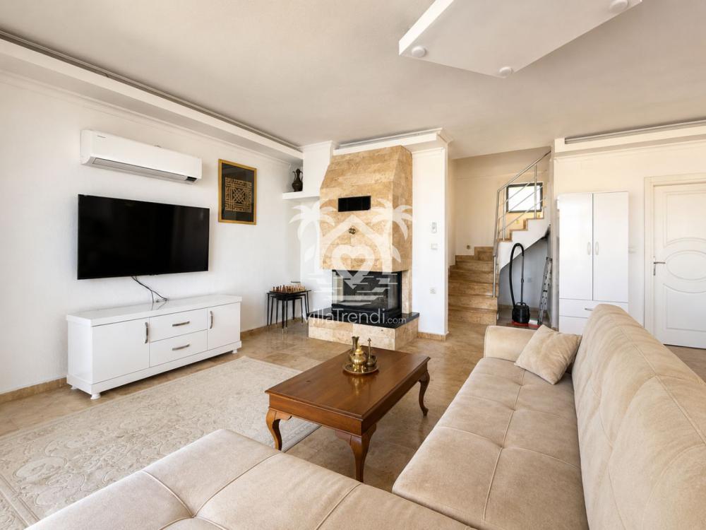 Kaş muhafazakar villa ahşap detaylı ikinci yatak odası.