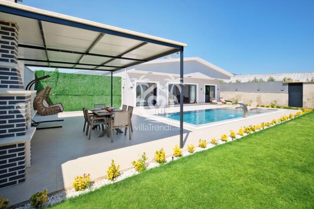 Villa Desen gölgelikli dış mekan yemek alanı ve havuz.