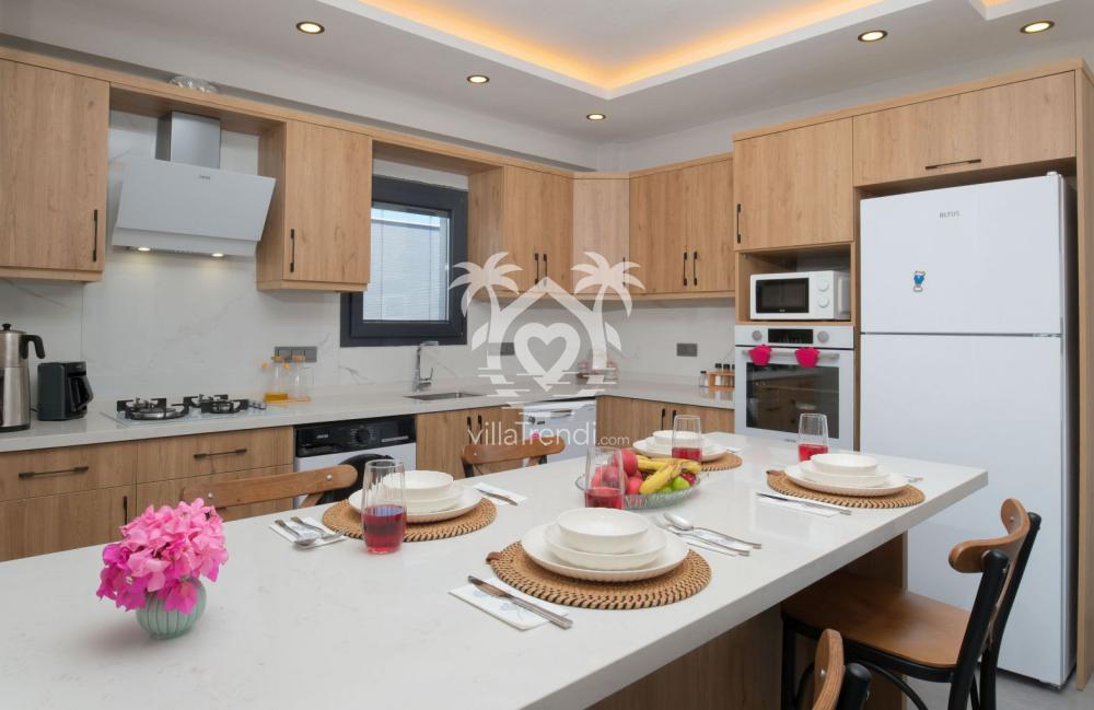 Fethiye kiralık villa Desen modern Amerikan mutfak adası.