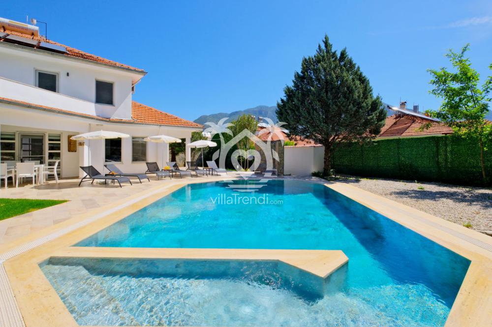 Fethiye doğa içi kiralık villa geniş bahçe ve havuz terası