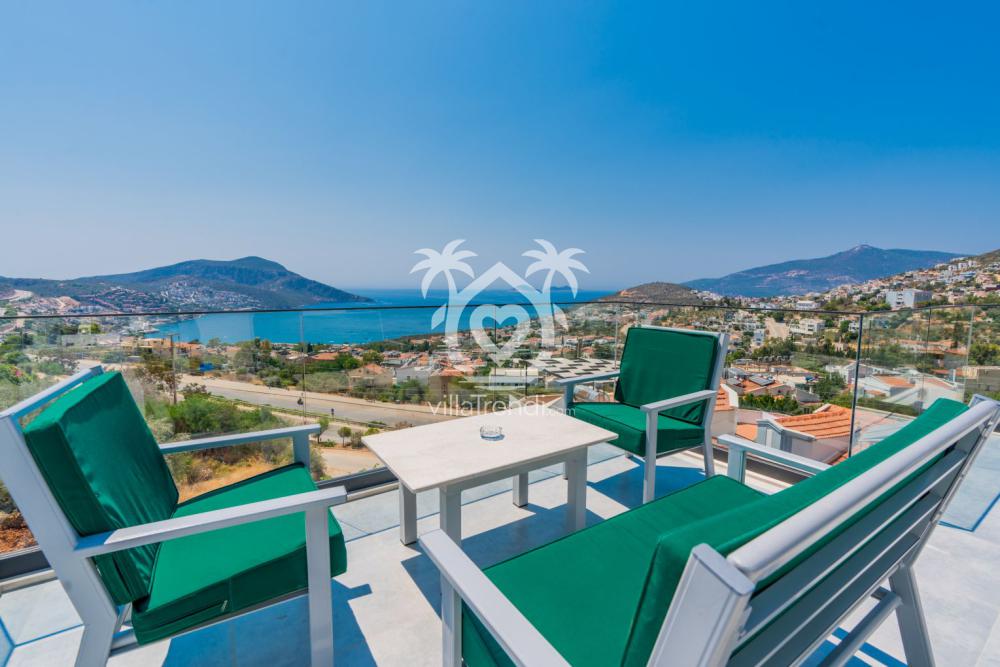Villa Prime Kalkan şezlonglar ve açık hava dinlenme alanı