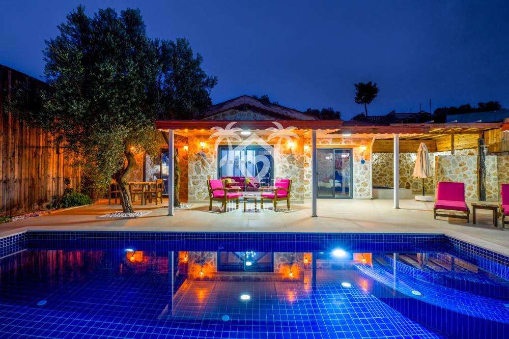 Villa Dr 2 gece ışıklandırmalı özel havuz terası ve romantik akşam yemeği alanı.