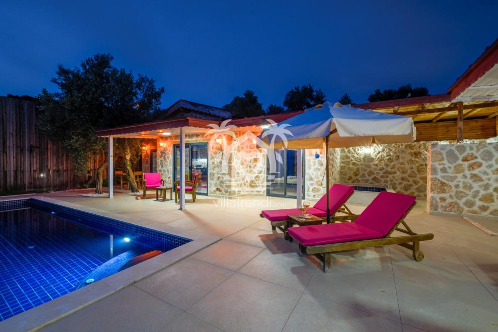 Villa Dr 2 geniş güneşlenme terasında şezlong ve şemsiye ayrıcalığı.