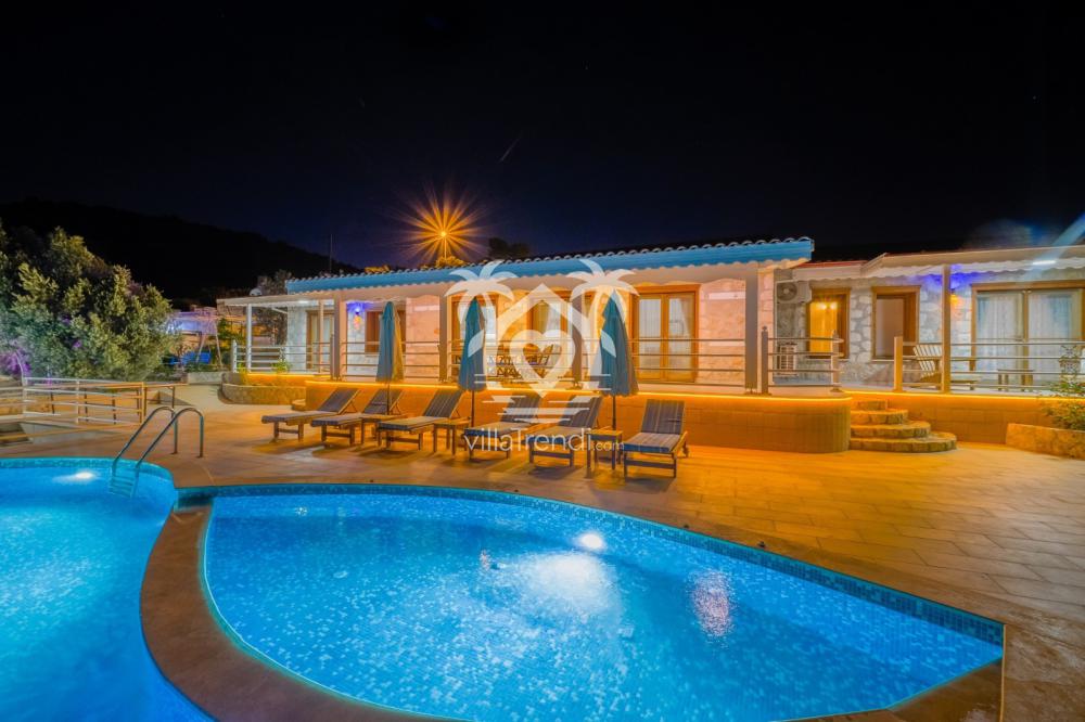 Kalkan Üzümlü mevkisinde yer alan Villa Dr 1'in panoramik deniz manzaralı ve tam korunaklı özel yüzme havuzu.