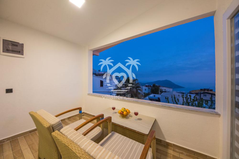Kalkan deniz manzaralı ekonomik balayı villası Emir akşam balkon keyfi.
