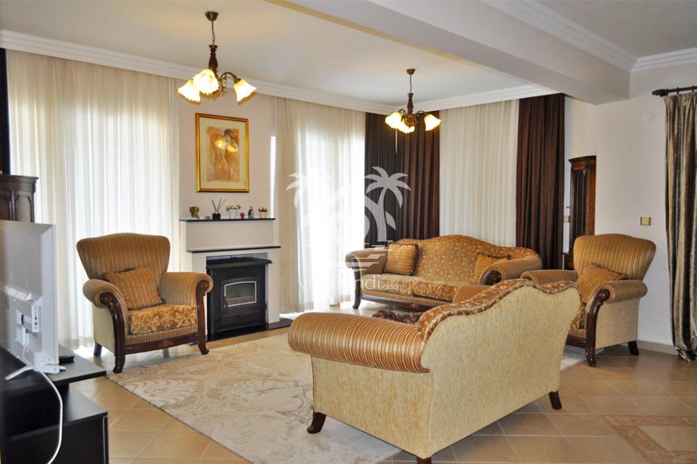 Fethiye şömineli tatil evi geniş ve konforlu salon tasarımı