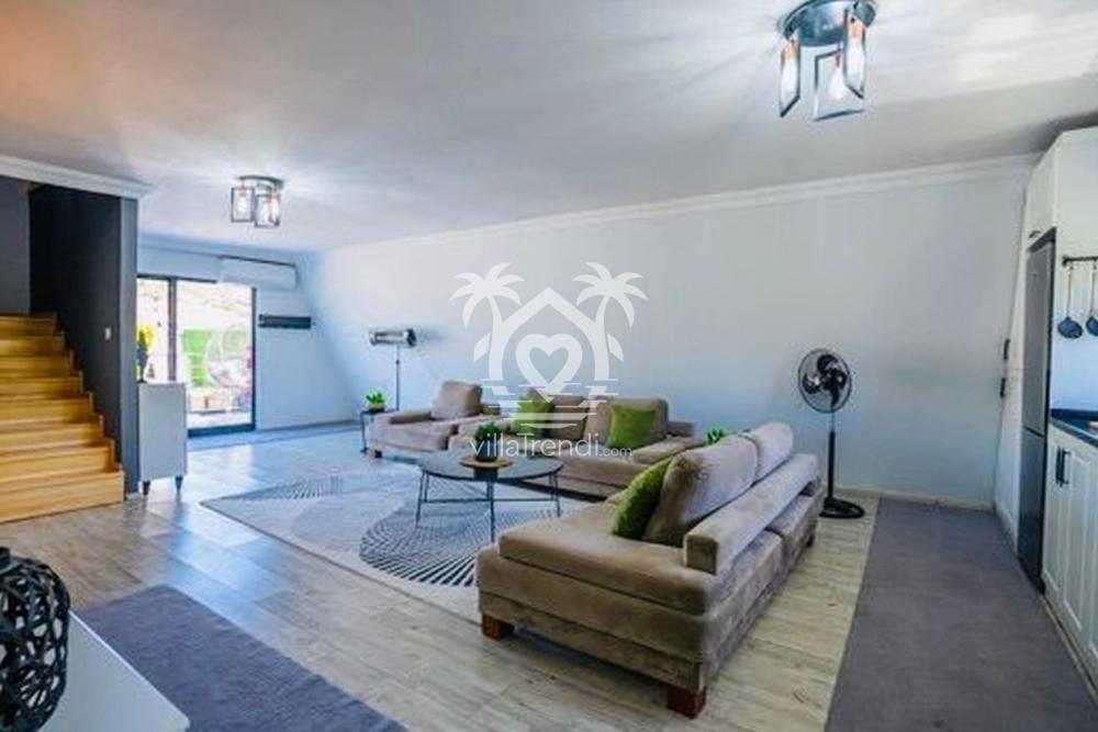 Marmaris kiralık üçgen bungalov ferah salon ve açık plan mutfak.
