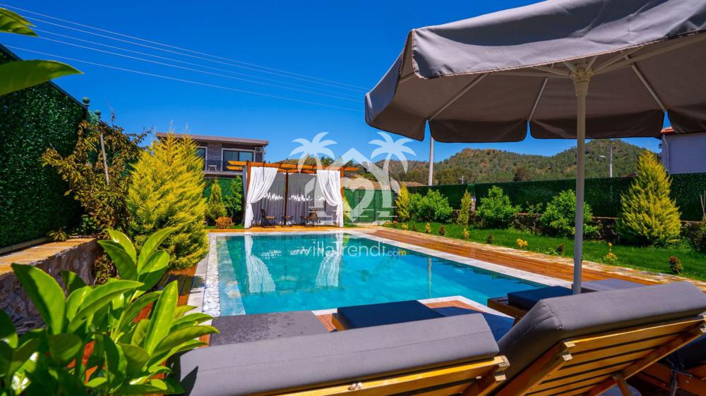 Marmaris A-Frame konseptli kiralık lüks villa ve geniş yüzme havuzu.