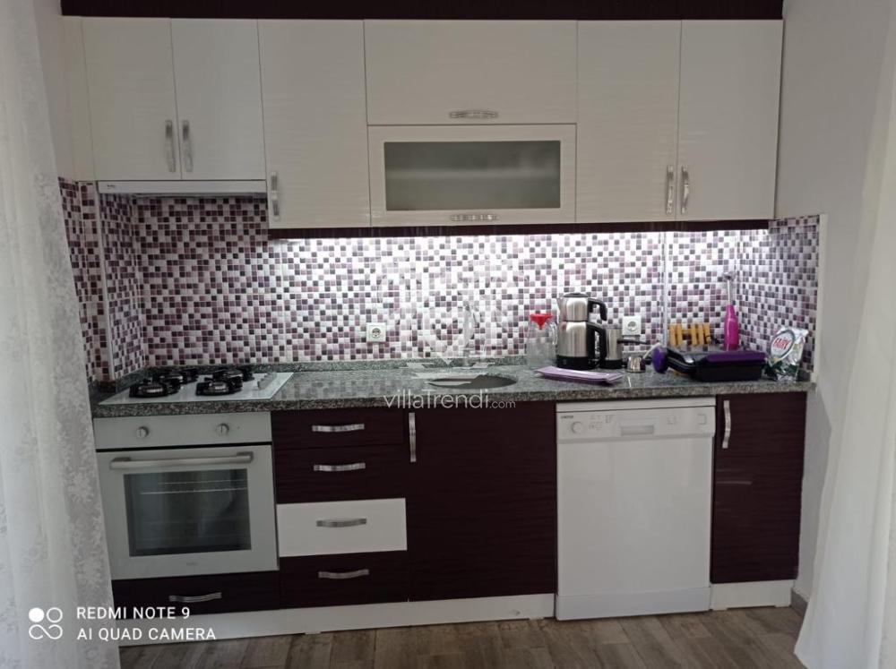 Fethiye Hisarönü kiralık villa Göktürk güneşlenme alanı ve havuz başı şezlonglar