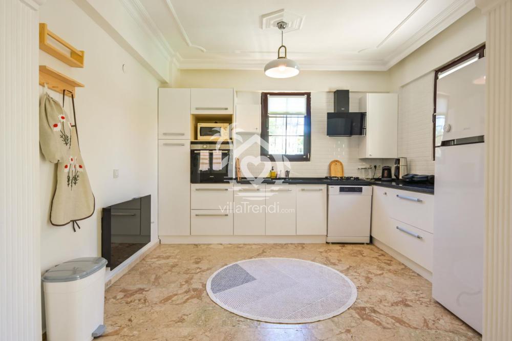 Fethiye kiralık villa Hasbel açık plan modern Amerikan mutfak.