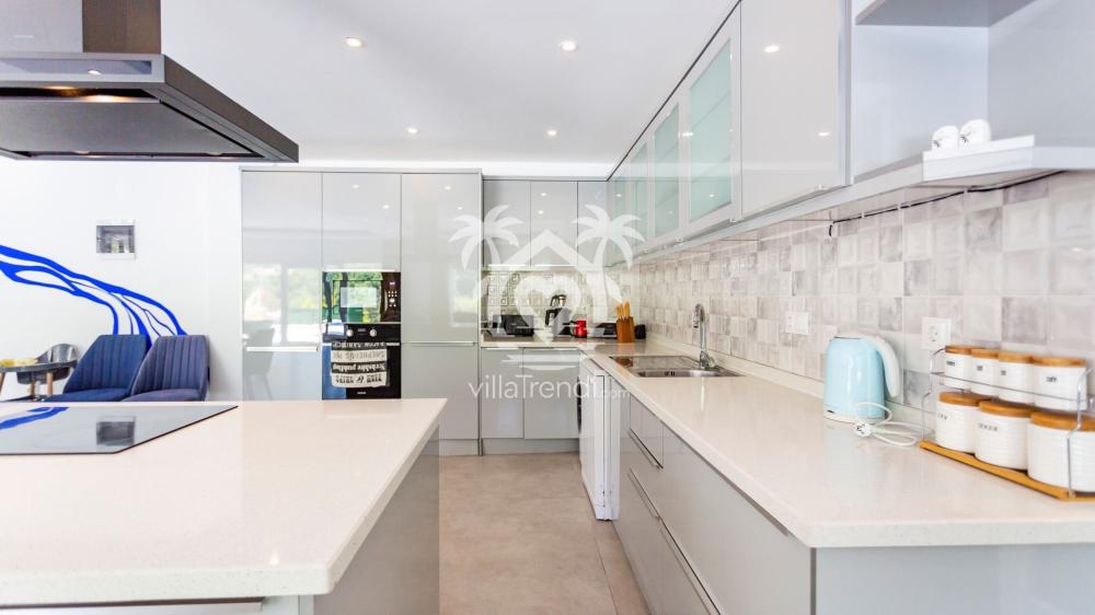 Villa Health Sarbelen — Salon ve Yemek Alanı İç Mekan Görünümü