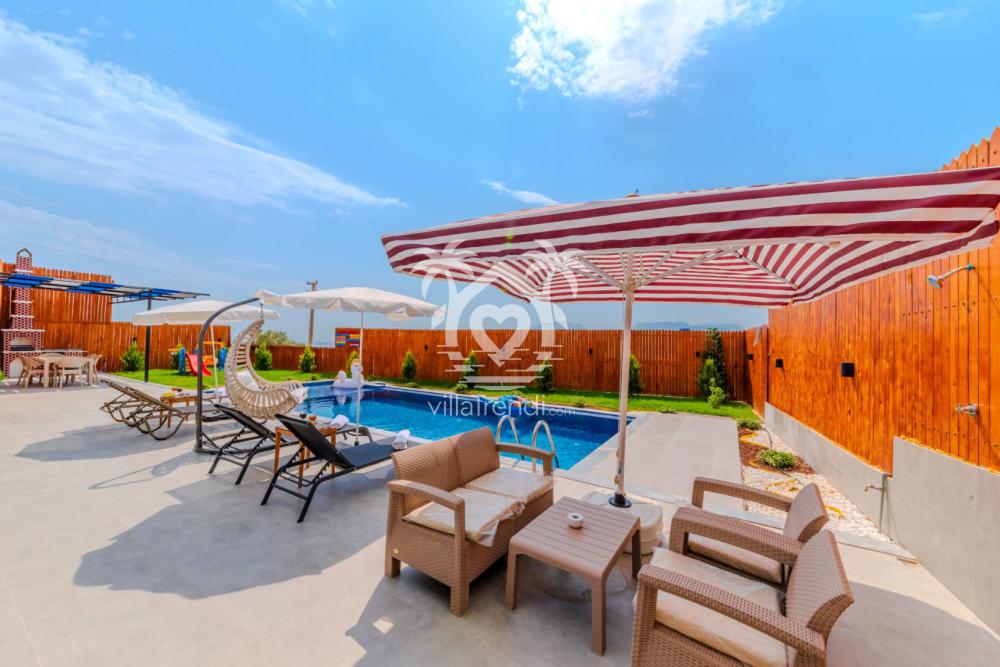 Villa İnziva havuz ve şezlong