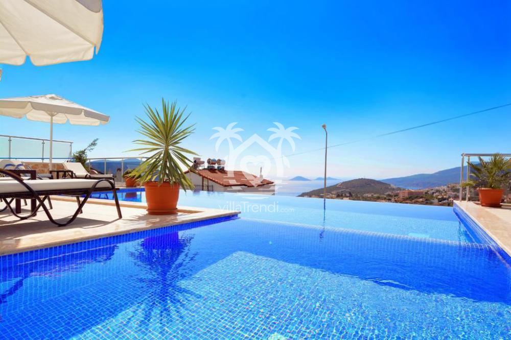 Araçsız ulaşım kolaylığı sunan Villa Kaliza Duo sonsuzluk havuzu ve deniz manzarası.