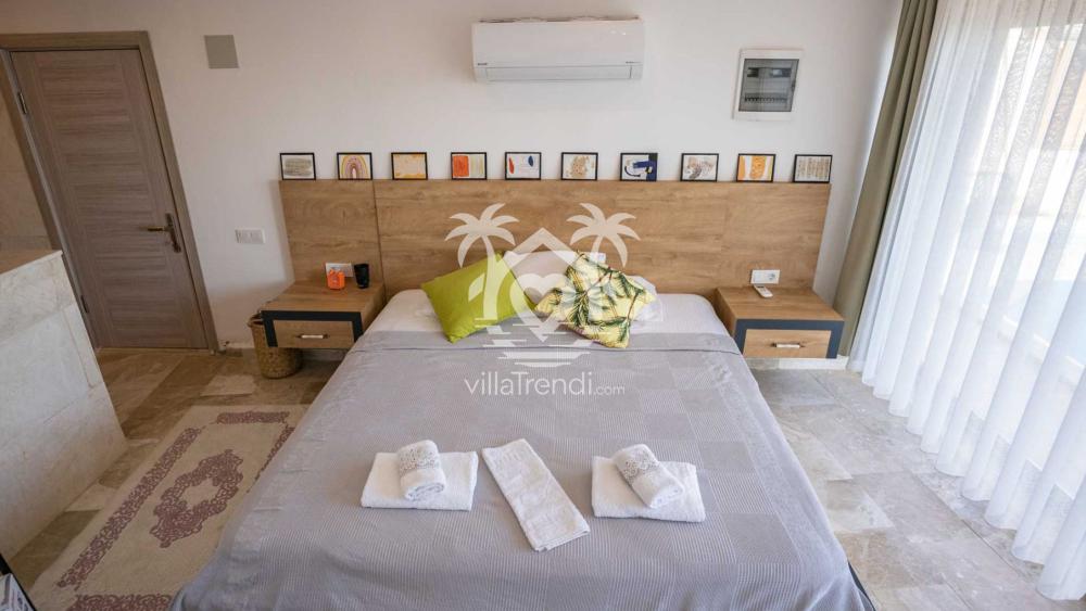Villa Kapsül romantik balayı konseptli lüks yatak odası süslemesi.