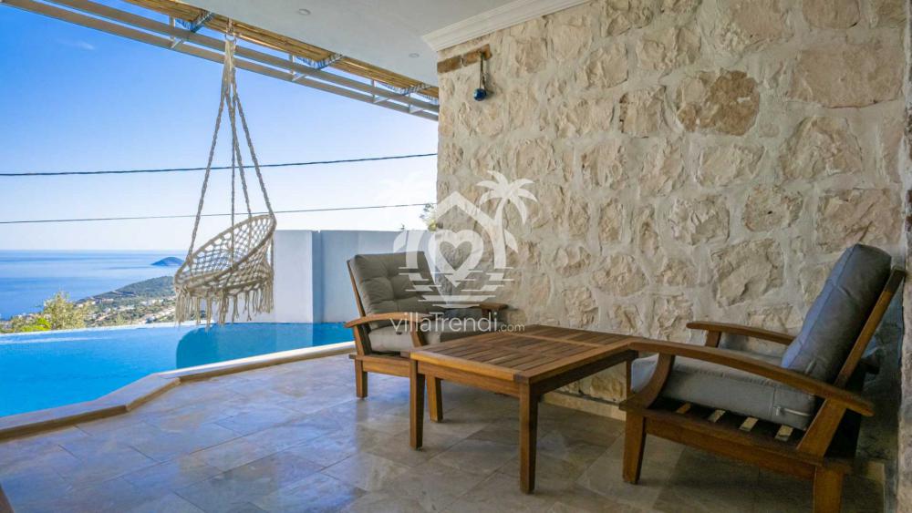 Kalkan korunaklı villa Kapsül havuz terasından panoramik Akdeniz manzarası.