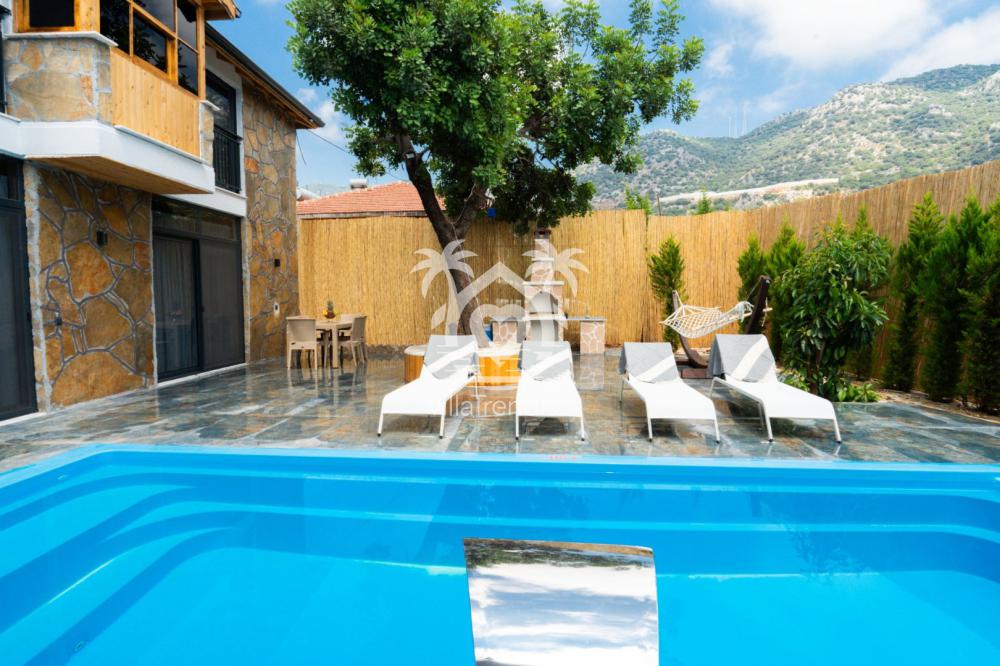 Villa Karagül özel havuz alanı  