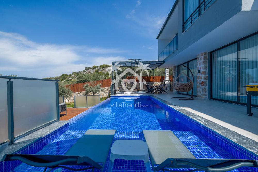 Kalkan Üzümlü'de korunaklı havuzlu kiralık villa Karaorman'ın güneşlenme ve havuz alanı.