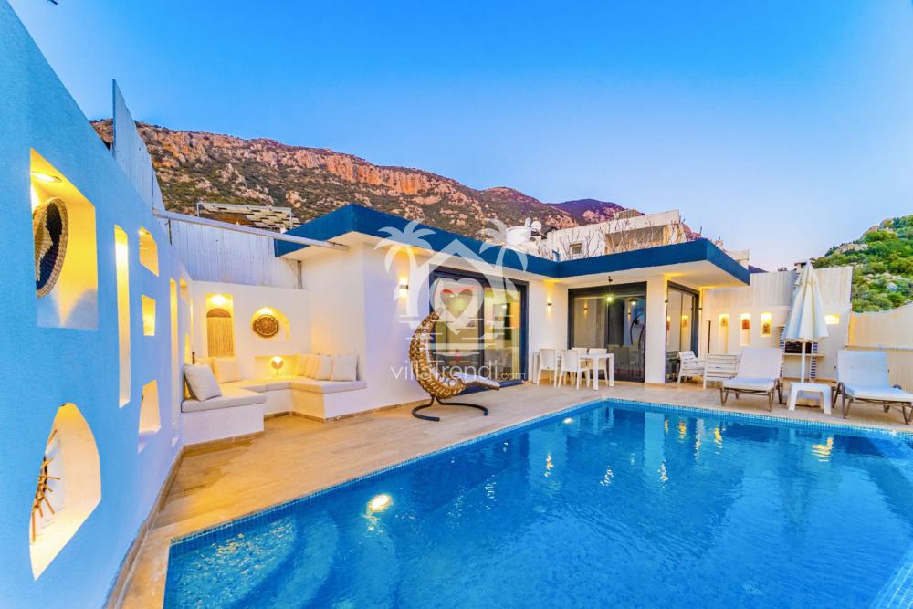 Villa Lady Bird Kalkan — Özel Havuz ve Dış Mekan Genel Görünümü