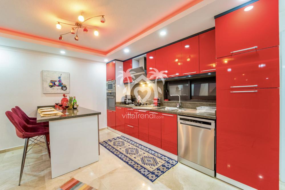 Villa Lady Bird Kalkan — Modern Kırmızı Mutfak İç Mekan Görünümü