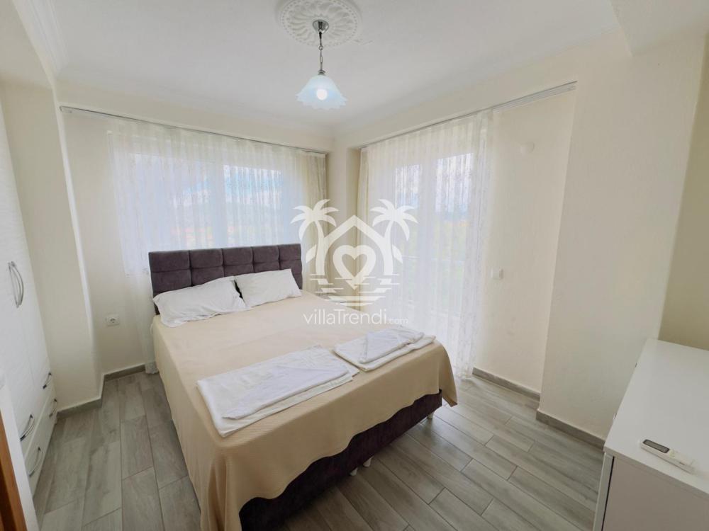 Villa Göktürk yemyeşil bahçe ve gölgelik veranda oturma alanı