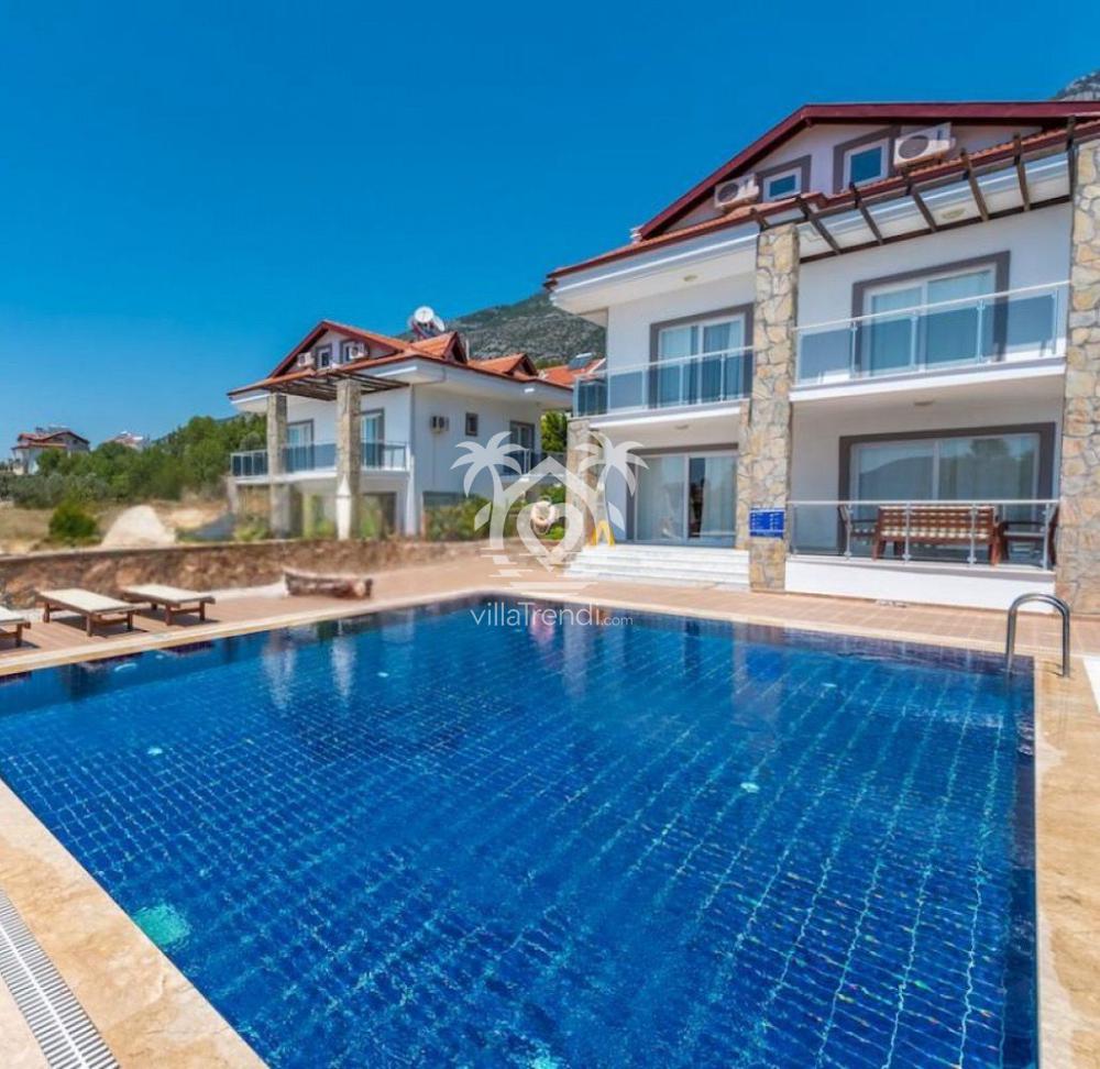 Villa Lem 1'in 7x9 metre genişliğindeki dev özel yüzme havuzu ve güneşlenme terası.