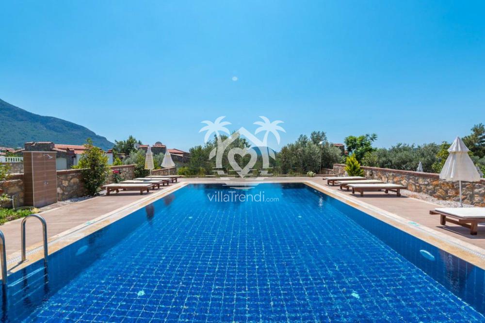 Ölüdeniz Ovacık bölgesinde izole ve ferah bir tatil sunan Villa Lem 2'nin geniş bahçe ve havuz terası.