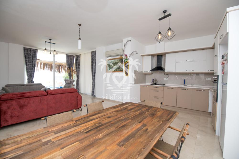 Kalkan geniş aile villası Likya Akbel tam donanımlı mutfak ve ahşap yemek masası.