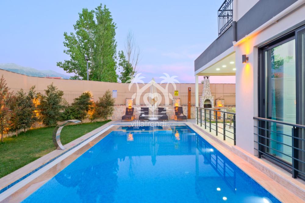 Villa Linn Seydikemer yüksek mahremiyetli korunaklı yüzme havuzu.