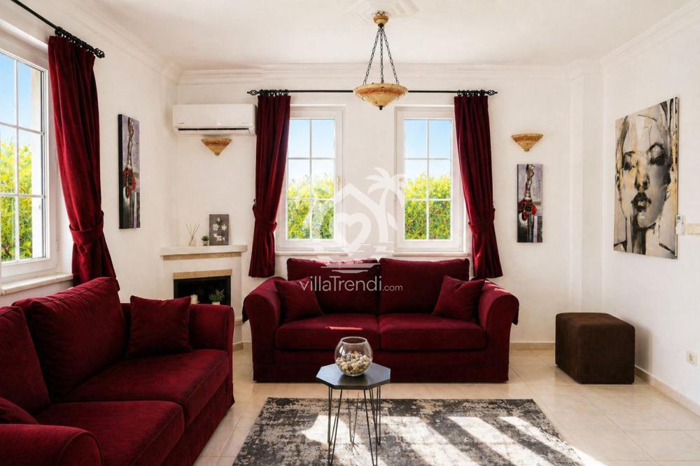 Geniş aileler için tasarlanmış şık ve konforlu kırmızı koltuklu villa salonu.