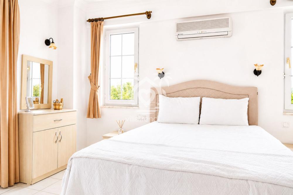 Fethiye kiralık villa Madera konforlu çift kişilik yatak odası dizaynı.