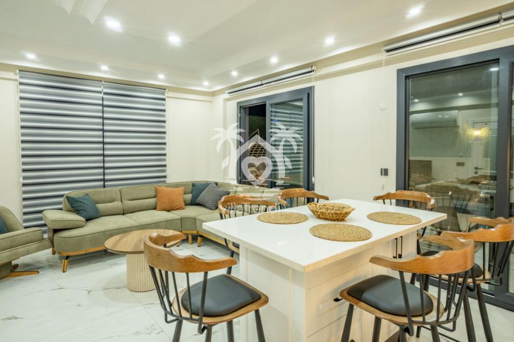 Fethiye muhafazakar tatil evi kullanışlı mutfak adası ve yemek masası