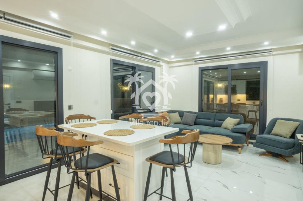 Villa Mera 2 Gerişburnu havuz terasına açılan ferah ve modern salon