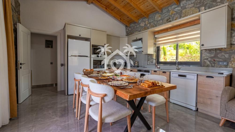 Villa Meyra otantik taş mimarili açık plan modern Amerikan mutfak.