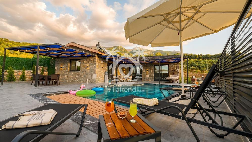 Villa Meyra Seydikemer tam korunaklı özel yüzme havuzu ve güneşlenme terası.