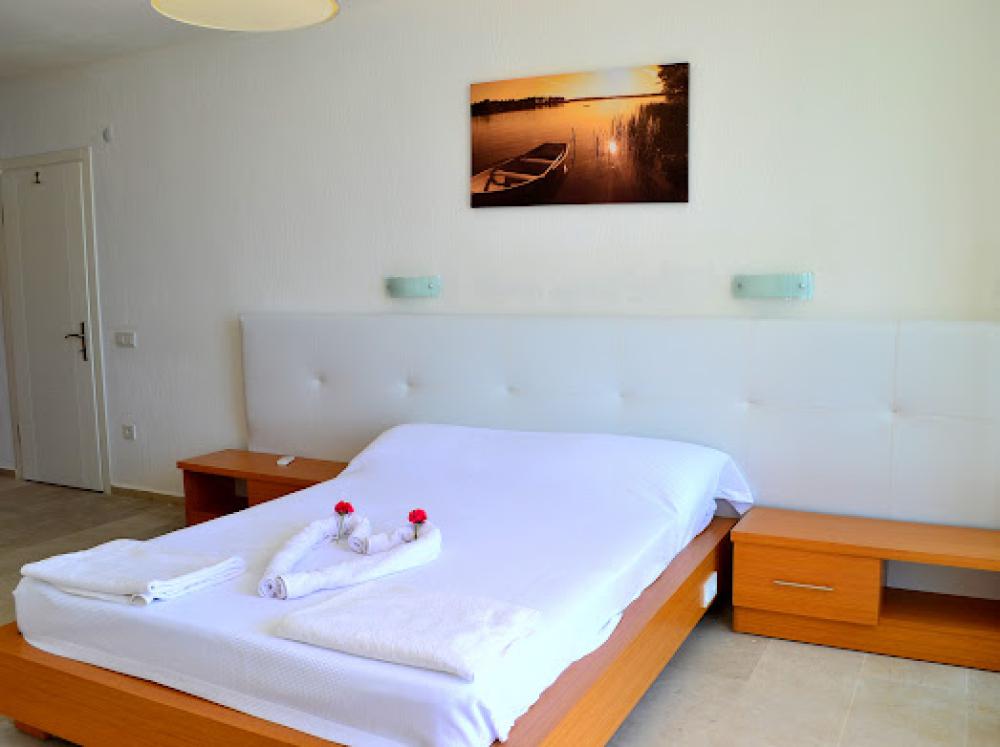Villa My Kalkan Bezirgan klimalı ebeveyn yatak odası tasarımı.