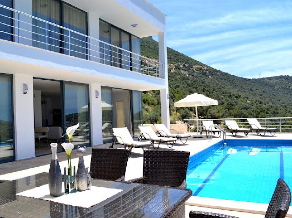 Villa My Bezirgan Kalkan tam korunaklı özel havuz ve dış cephe.
