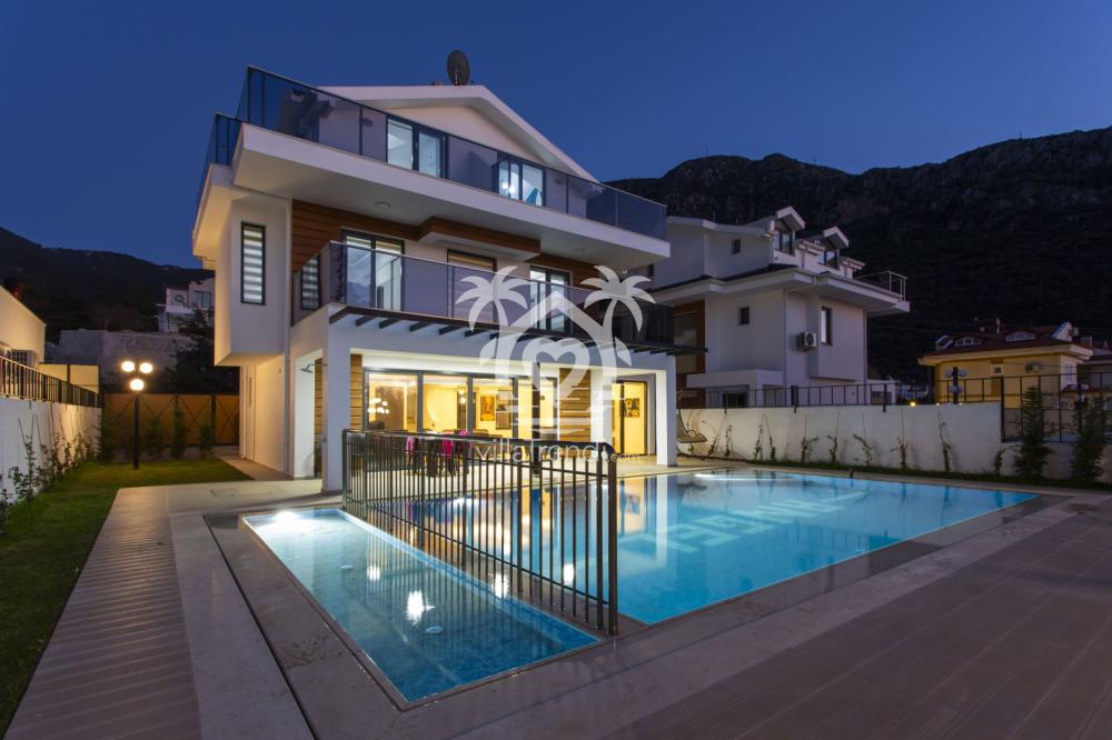 Villa Nes 1 geniş bahçe alanı, güneşlenme terası ve özel yüzme havuzu.