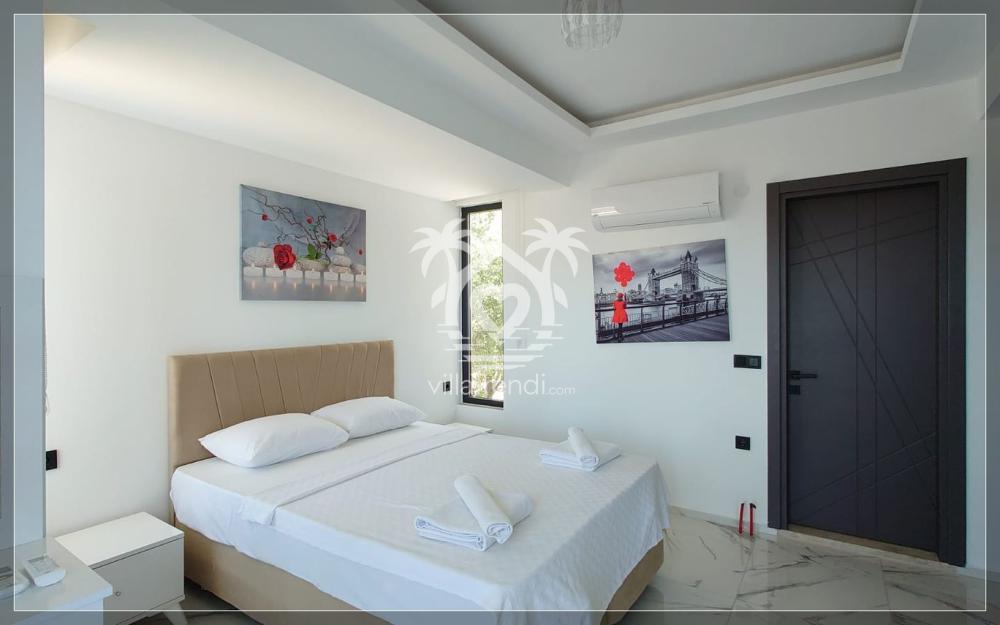 Villa Nes Duo ebeveyn banyolu, klimalı ve şık çift kişilik yatak odası.